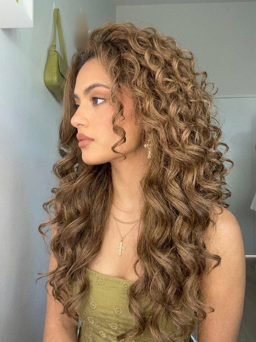 Long hair in profile, with big, open ringlets about the width of a piece of chalk